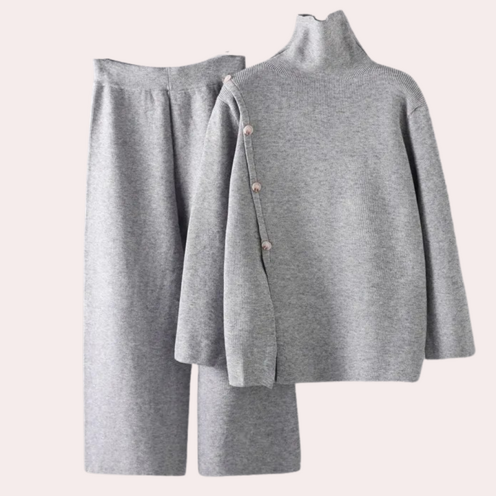 Grauer Damen-Strickpullover mit Knöpfen und Hose, Wintermode, gemütlich, elegant.