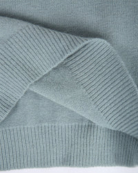 Grauer Strickpullover aus Wolle, Nahaufnahme, weiche Textur, modisch, warm, Winterkleidung.