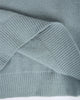 Grauer Strickpullover aus Wolle, Nahaufnahme, weiche Textur, modisch, warm, Winterkleidung.
