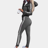Grauer Damen-Trainingsanzug mit Kapuze und Streifen, sportlich, bequem, Freizeitmode.