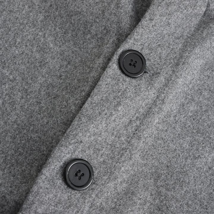 Grauer Wollmantel mit schwarzen Knöpfen, Detailansicht, hochwertige Wintermode, stilvoll.