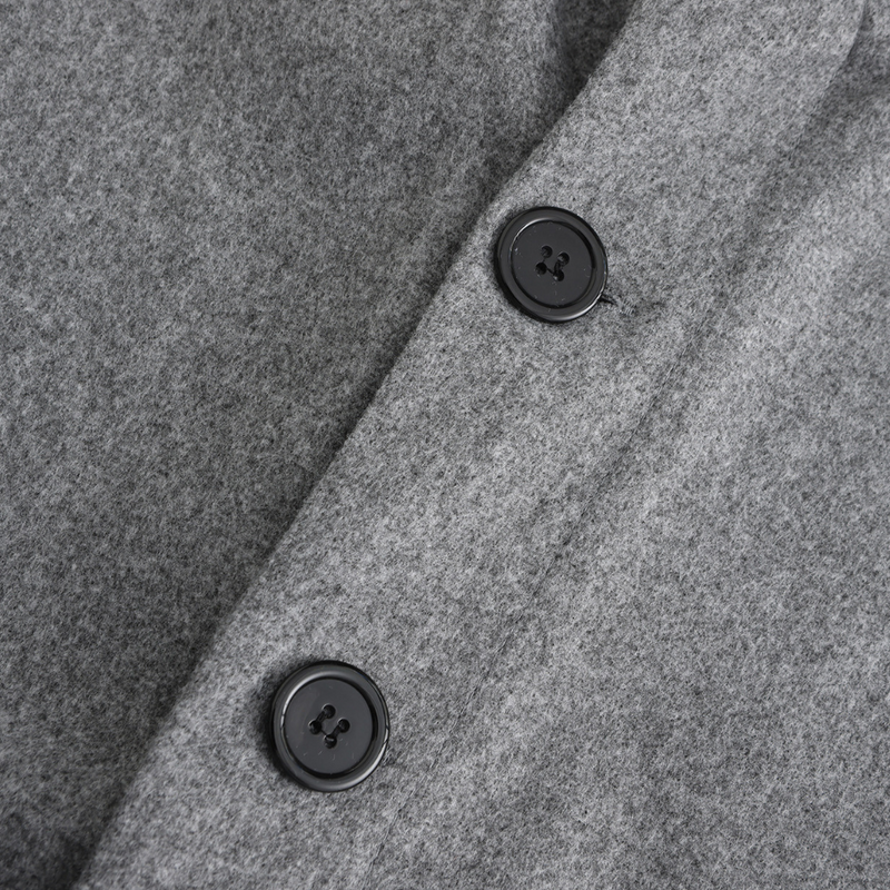 Grauer Wollmantel mit schwarzen Knöpfen, Detailansicht, hochwertige Wintermode, stilvoll.