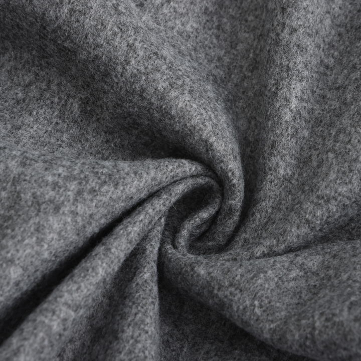 Grauer Wollstoff, weiche Textur, hochwertiges Material, ideal für Bekleidung und Heimtextilien.
