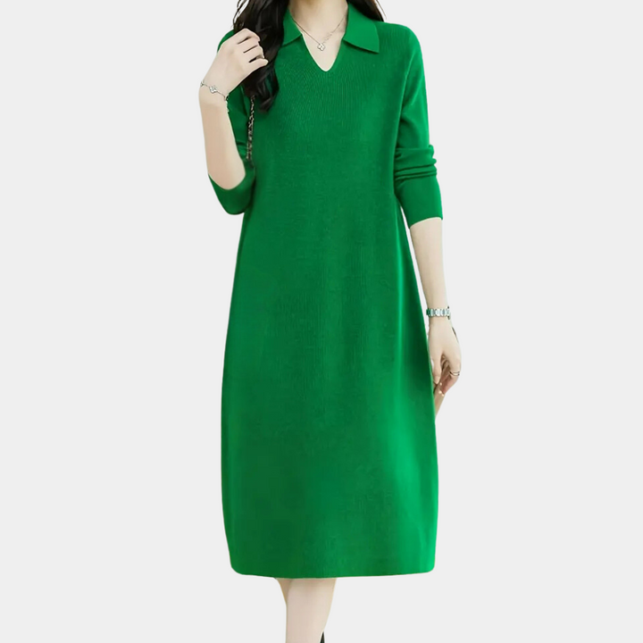 Frau in grünem Strickkleid mit V-Ausschnitt und langen Ärmeln, modisches Damenoutfit.