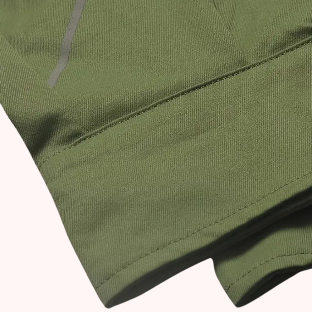 Grüne Sportleggings aus Baumwolle, Nahaufnahme, elastisch, atmungsaktiv, für Damen.