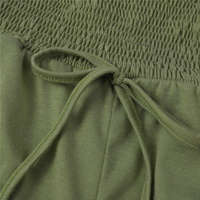 Grüne Jogginghose mit elastischem Bund und Kordelzug, Baumwolle, bequem, Freizeitkleidung.