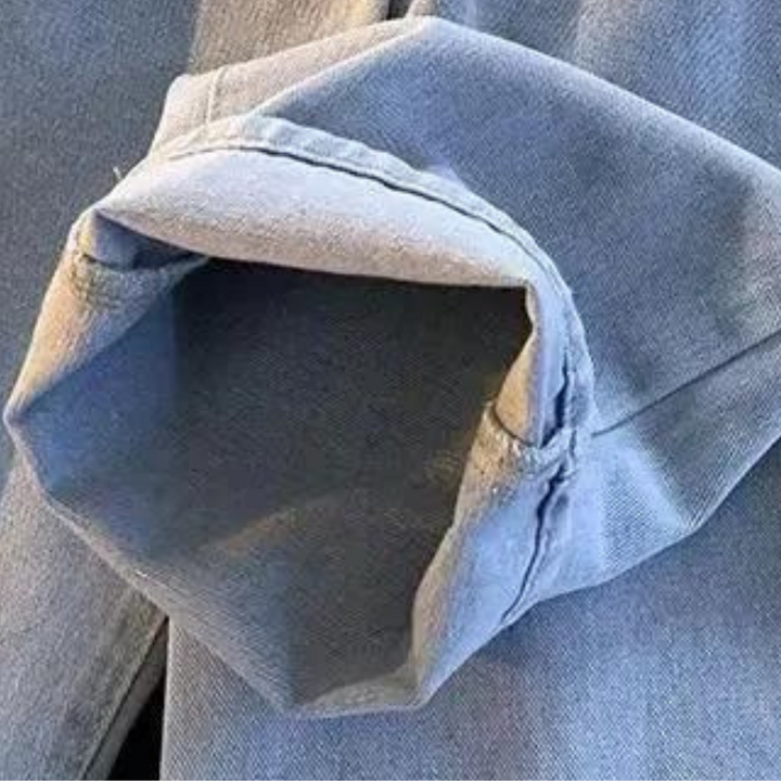 Hellblaue Jeanshose aus Baumwolle, Nahaufnahme des Hosenbeins, modische Freizeitkleidung.