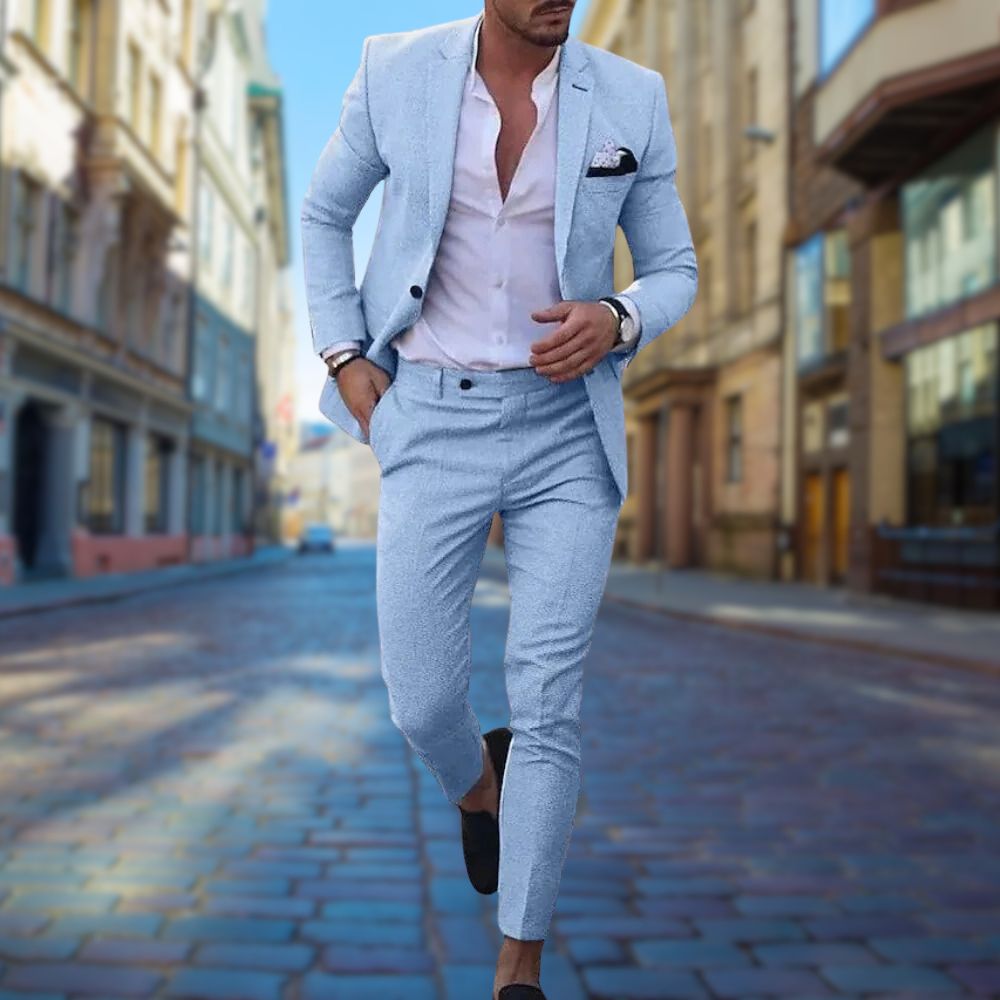 Eleganter hellblauer Slim-Fit-Anzug für Herren, ideal für formelle Anlässe und Business-Events.