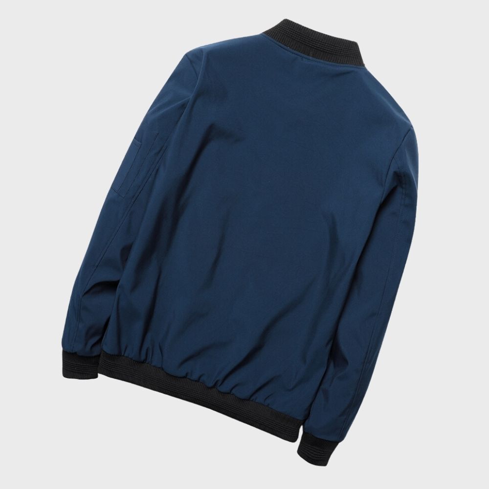 Blauer Herren-Bomberjacke aus Nylon, schwarze Bündchen, modisch, lässig, Herbstbekleidung.