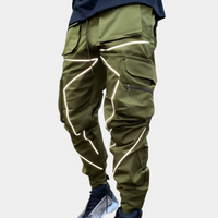 Olivgrüne Cargohose mit reflektierenden Streifen, Taschen, sportlich, modern, Herrenmode.