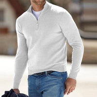Mann in weißem Pullover mit Reißverschluss, blaue Jeans, lässige Herrenmode, Outdoor.