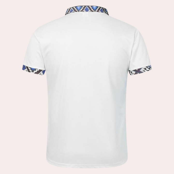 Weißes Herren-T-Shirt mit blauem Aztekenmuster an Kragen und Ärmeln, Baumwolle, modisch.