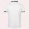 Weißes Herren-T-Shirt mit blauem Aztekenmuster an Kragen und Ärmeln, Baumwolle, modisch.