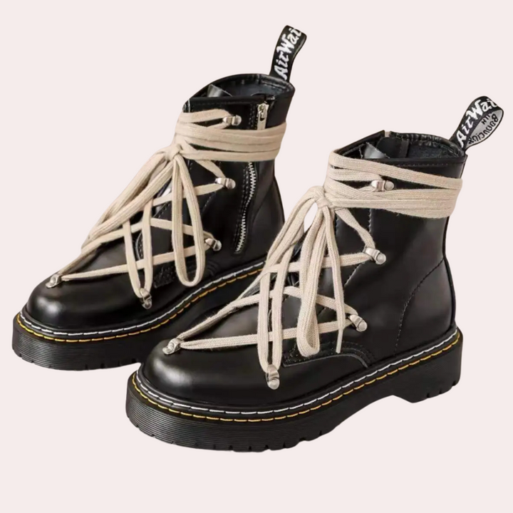 Schwarze Lederstiefel mit dicken weißen Schnürsenkeln, modische Damenstiefel, Herbstmode.