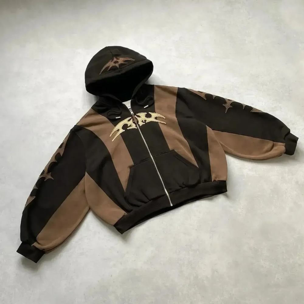 Braune und schwarze Kapuzenjacke mit Reißverschluss, grafischem Muster, Unisex, Streetwear-Stil.