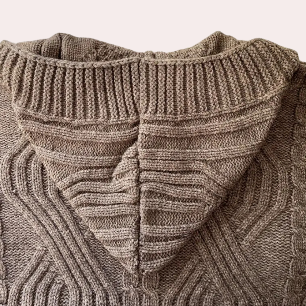 Beiger Strickpullover mit Kapuze, Zopfmuster, warme Wintermode, gemütlicher Wollstoff.