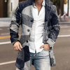 Mann in kariertem Wollmantel, blau-grau, modisch, Herbstmode, Straße, lässiger Stil.