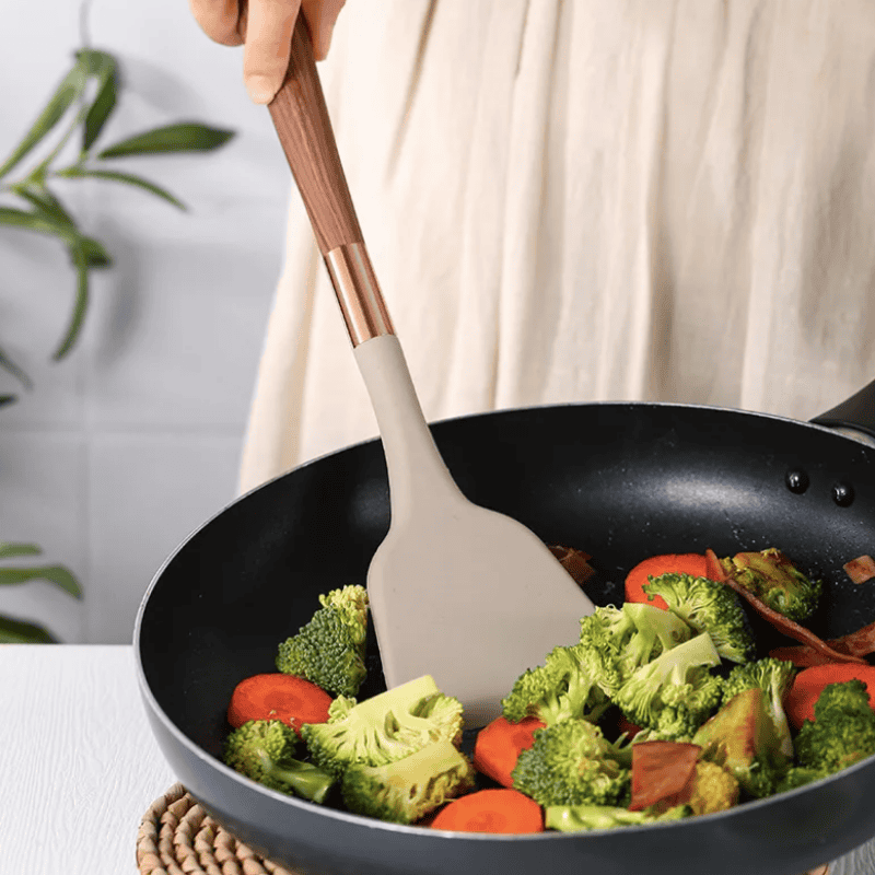 Küchenutensilien aus Lebensmittel-Silikon mit Holzgriff – KitchenElegance