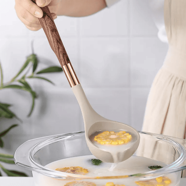Küchenutensilien aus Lebensmittel-Silikon mit Holzgriff – KitchenElegance