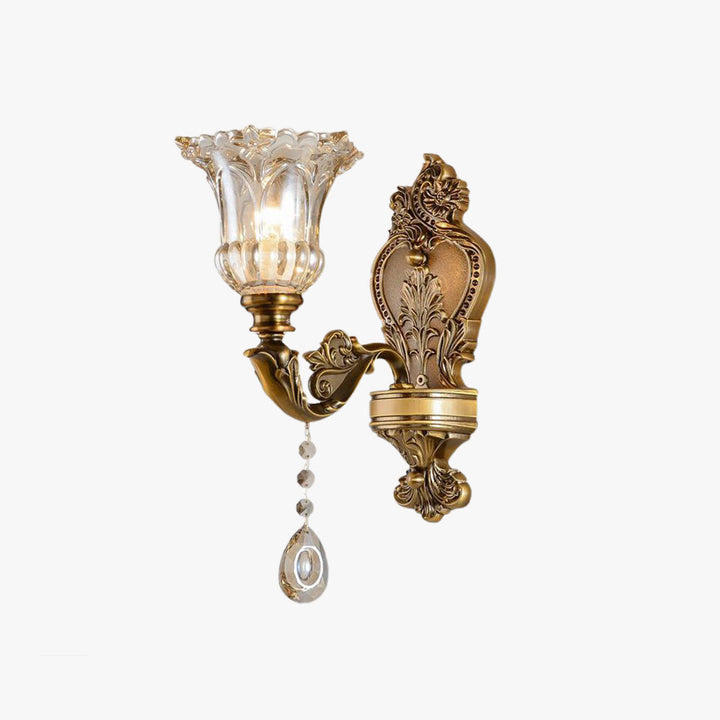 Klassische goldene Wandleuchte mit Kristallglas, Vintage-Design, dekorative Beleuchtung.