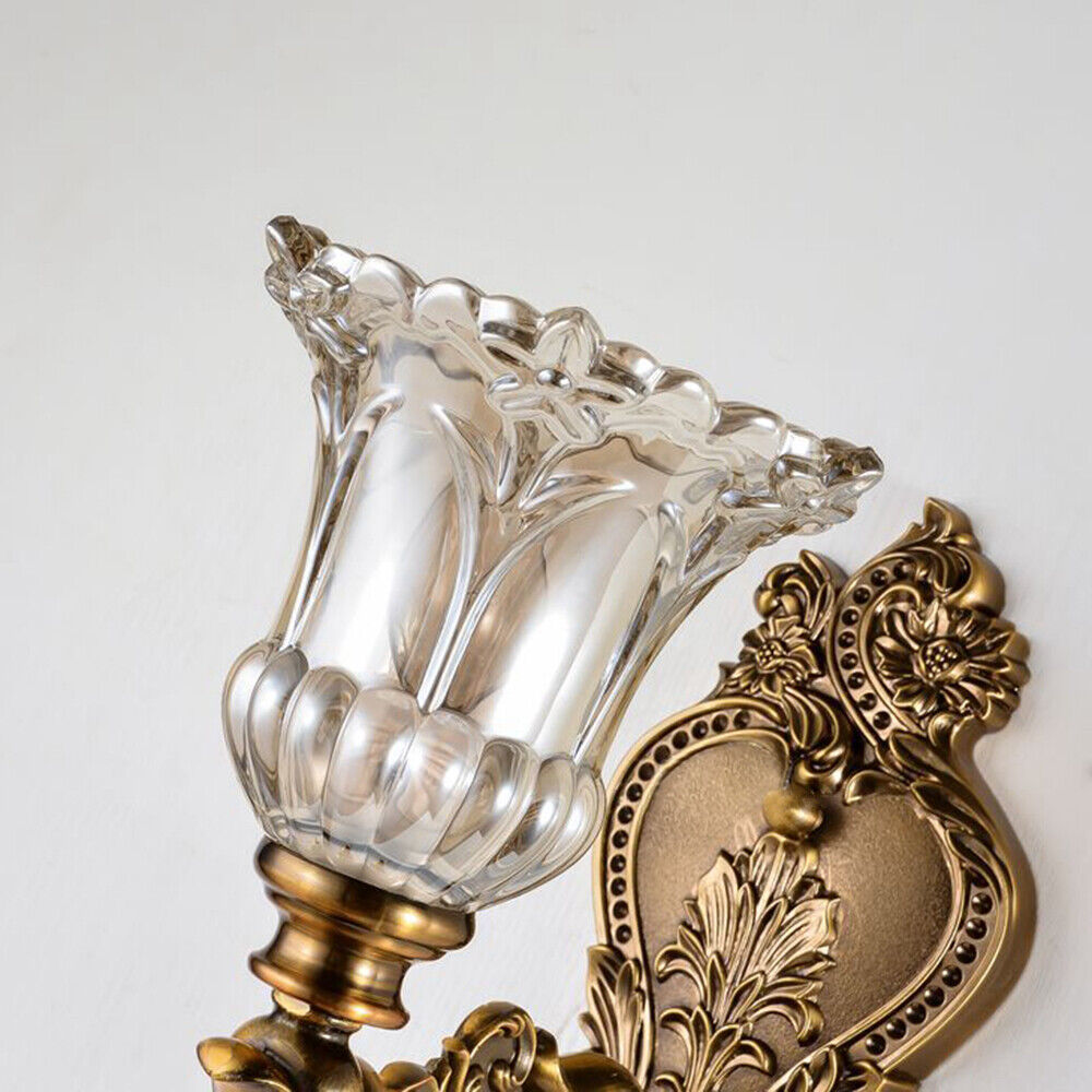 Klassische goldene Wandleuchte mit Glaslampenschirm, Vintage-Design, dekorative Beleuchtung.