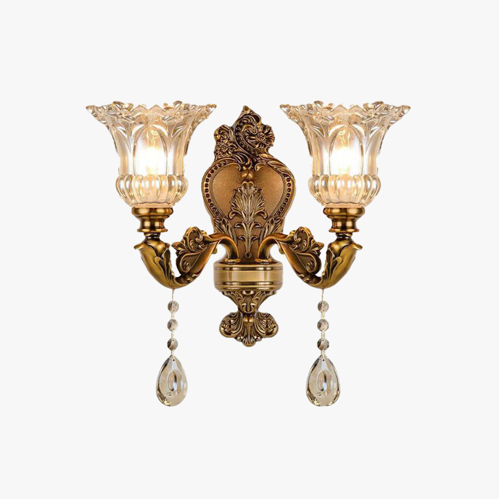 Vintage goldene Wandleuchte mit Kristallakzenten, klassisches Design, Doppelarm, dekorativ.