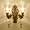 Klassische goldene Wandleuchte mit Kristallglas, Vintage-Stil, Doppellicht, dekorativ.