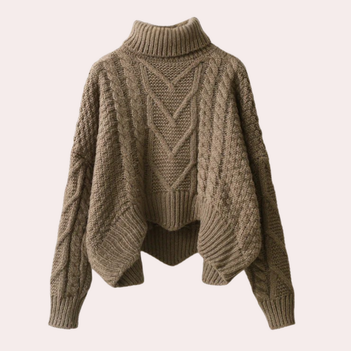 Brauner Strickpullover mit Rollkragen, Zopfmuster, Damenmode, Herbst-Winter, gemütlich.