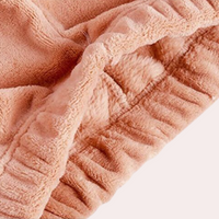Rosa Fleece-Decke, weich, kuschelig, warm, ideal für Sofa oder Bett, gemütliches Wohnaccessoire.