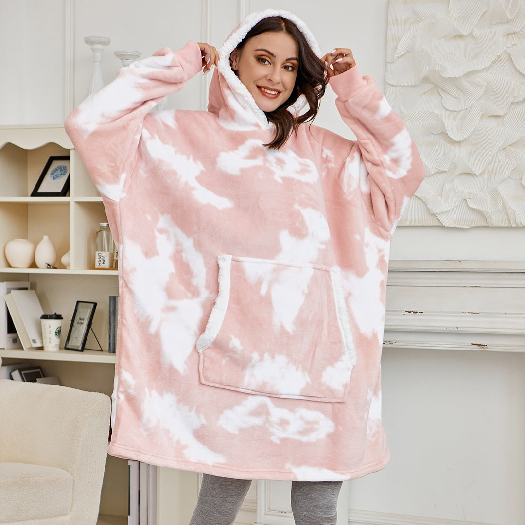 Frau in rosa-weißem Oversize-Hoodie, gemütlich, Fleece, Kapuze, Wohnzimmer, Mode.