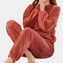 Roter Damen-Fleece-Pyjama, gemütlich, langärmelig, weiches Material, ideal für kalte Nächte.