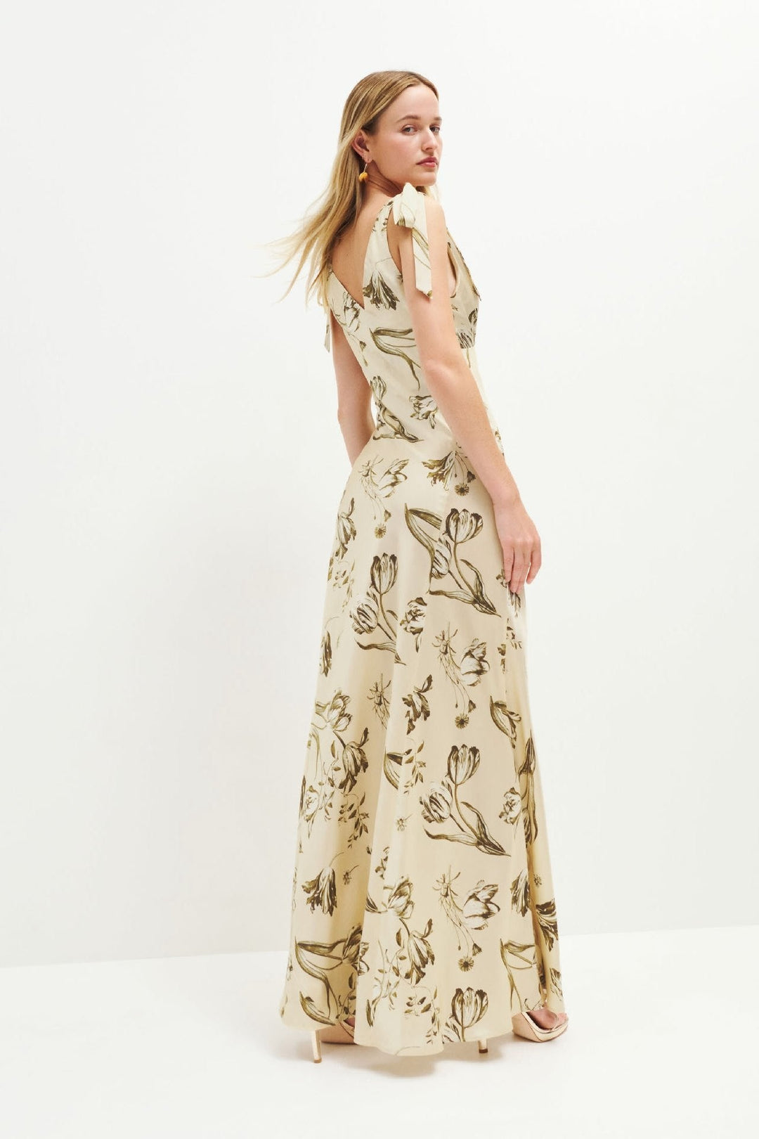 Flowing beige maxi dress with button detail – Ysolde