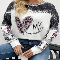 Frau trägt weißen Pullover mit Herz-Print und Leopardenmuster, lässige Mode, Kaffeetasse in Hand.