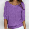 Frau in lila Strickpullover, lässig, modisch, Damenmode, weiches Material, Rundhalsausschnitt.