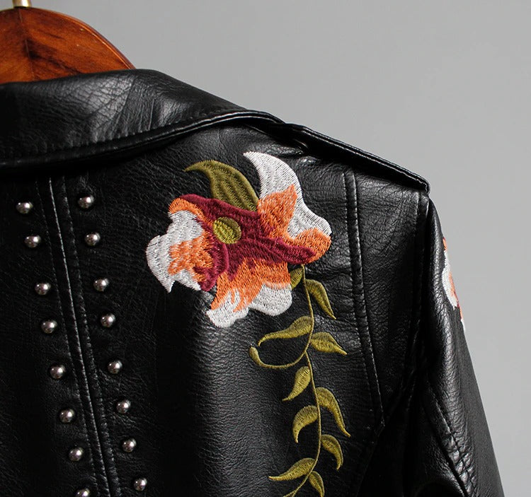 Bestickte Damen Kunstlederjacke im Bikerstil – Eleonora