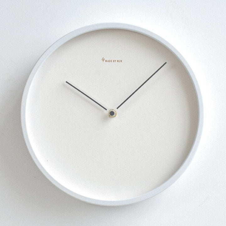 Minimalistische skandinavische Wanduhr - Skara
