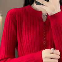 Roter Strickpullover Damen, Rippenmuster, Knopfleiste, elegantes Design, Herbstmode.