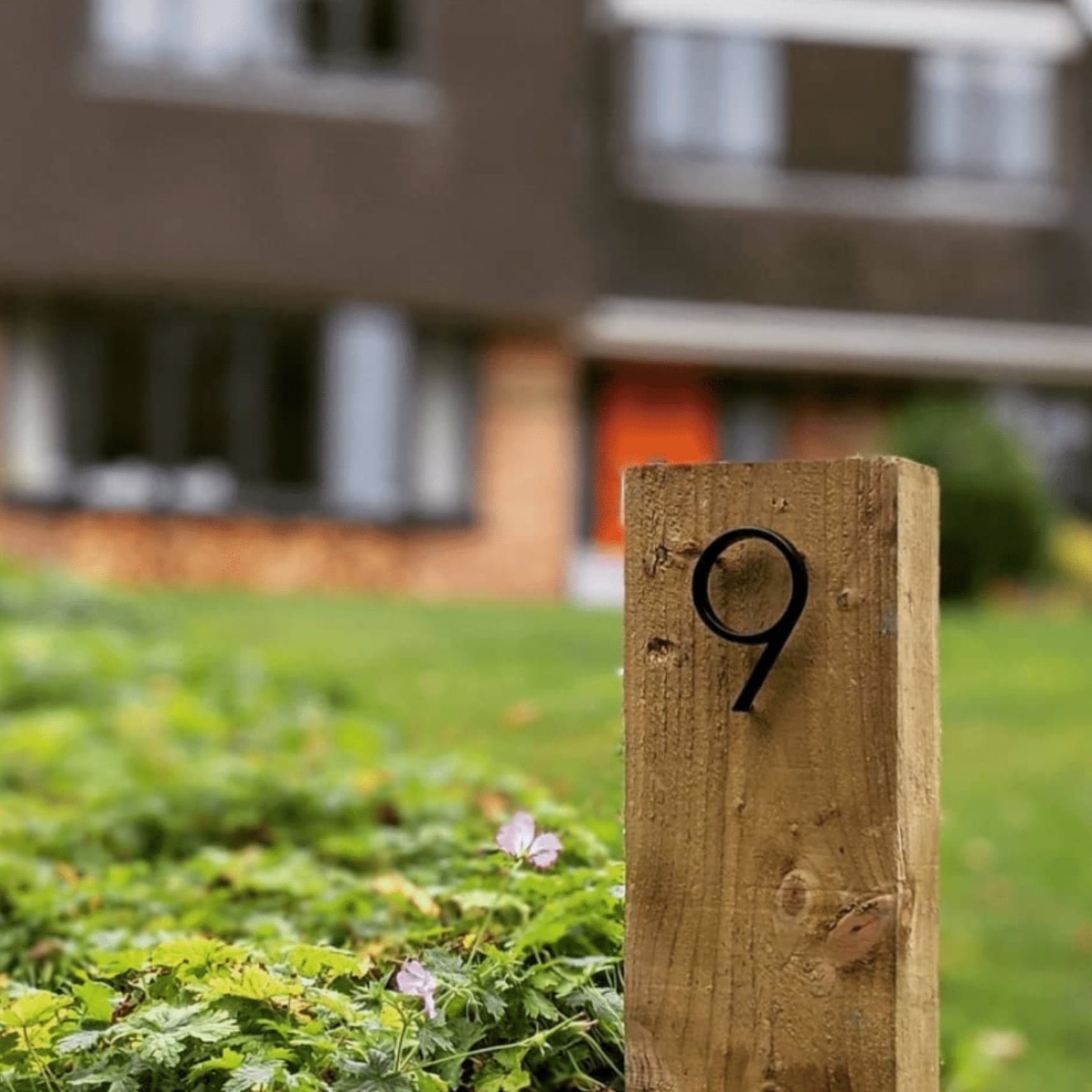 Moderne schwarze Hausnummern mit schwebendem Design – Numbré