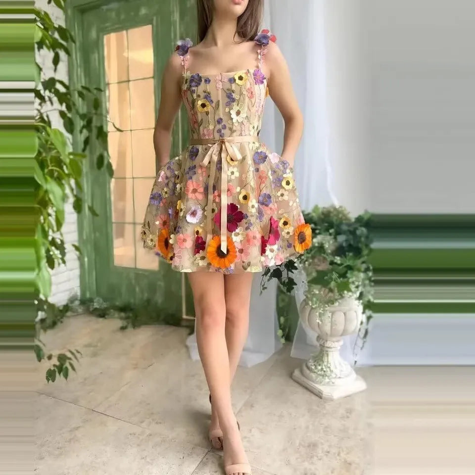 Feines Kleid mit Blumenstickerei und Trägern - Lila