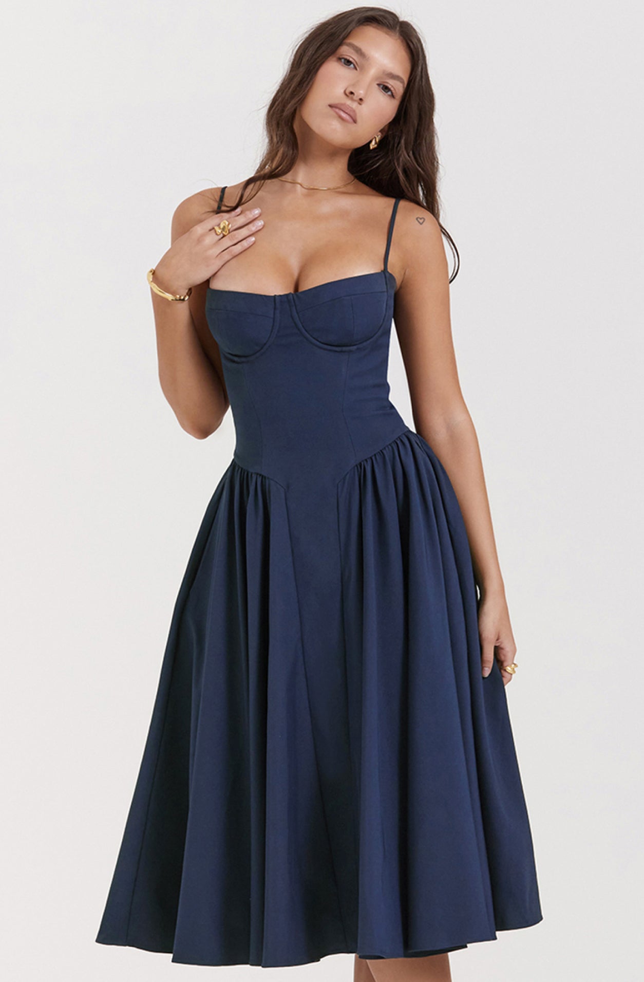 Stylisches Sommerkleid mit Spaghettiträgern und Taillenmieder – Mira