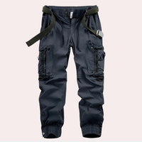 Schwarze Cargohose mit Taschen, Gürtel, Herrenmode, Outdoor, robust, stylisch.
