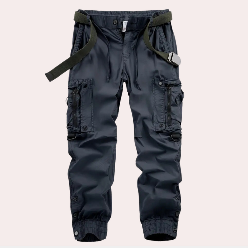 Schwarze Cargohose mit Taschen, Gürtel, Herrenmode, Outdoor, robust, stylisch.