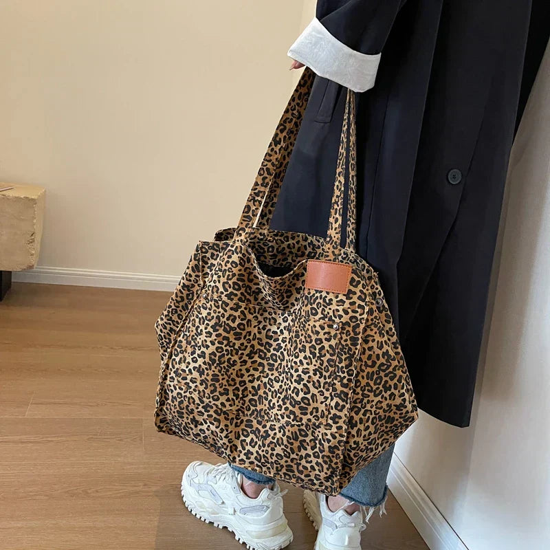 Oversized Canvas Schultertasche mit Leopardenmuster - Lila