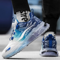 Blauer und weißer Sneaker, transparent, sportlich, atmungsaktiv, Herrenmode, Straßenstil.