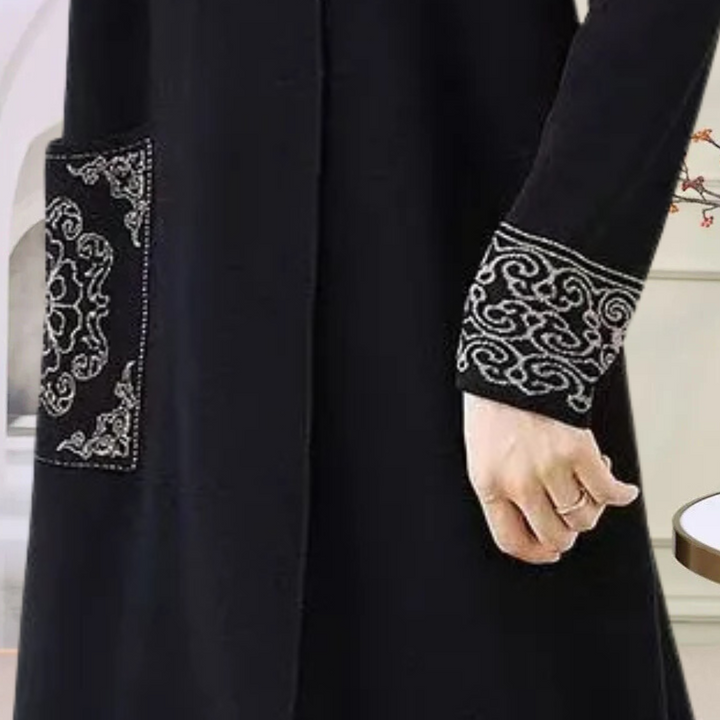 Schwarzer Mantel mit Stickerei, Damenmode, elegantes Design, Herbst-Winter-Kollektion.