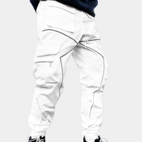 Weiße Cargo-Hose mit schwarzen Nähten, Taschen, Herrenmode, Streetwear, Baumwolle.