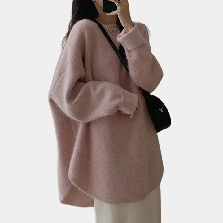 Frau in rosa Oversize-Pullover, schwarze Tasche, beige Rock, modisch, Herbstmode.