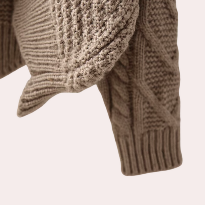 Beiger Strickpullover aus Wolle, Zopfmuster, warm, gemütlich, modisch, Herbstmode.