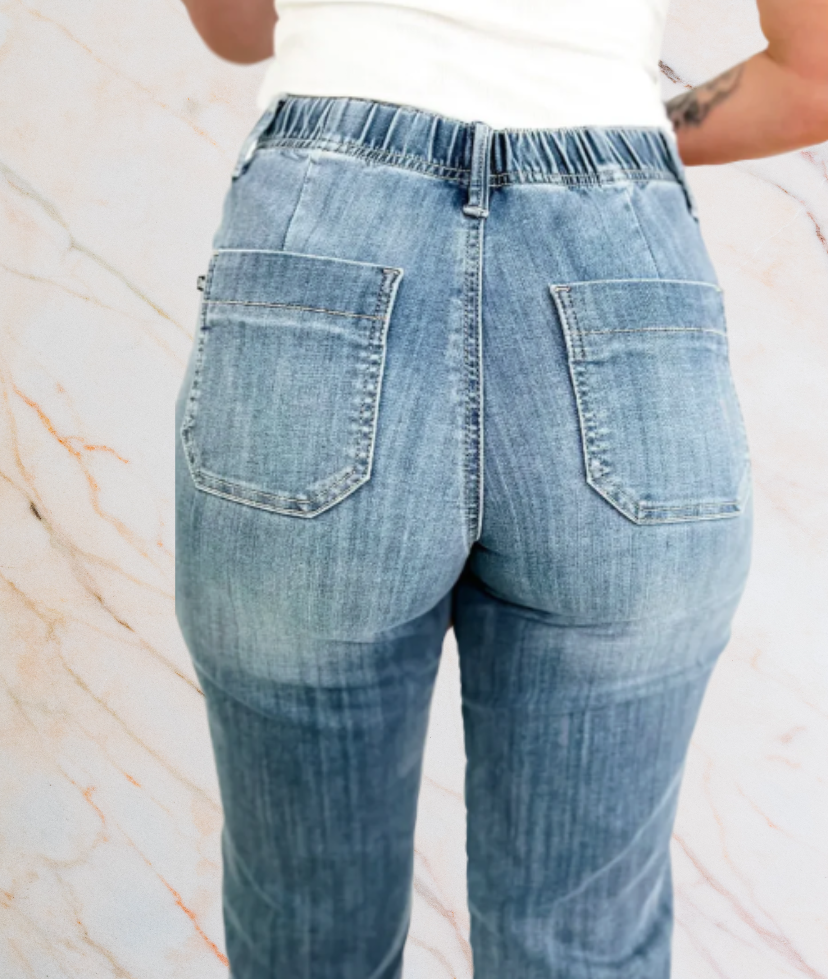 Ristie - Hoch taillierte Jeans mit weißem Bindeband und Länge oberhalb des Knöchels