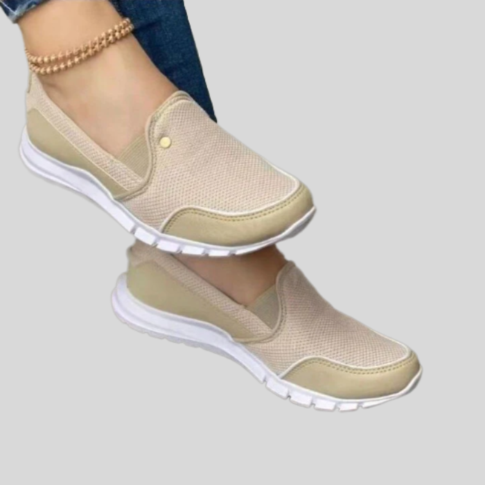 Elia -  Schmal geschnittene Slip on Schuhe mit weißer Laufsohle